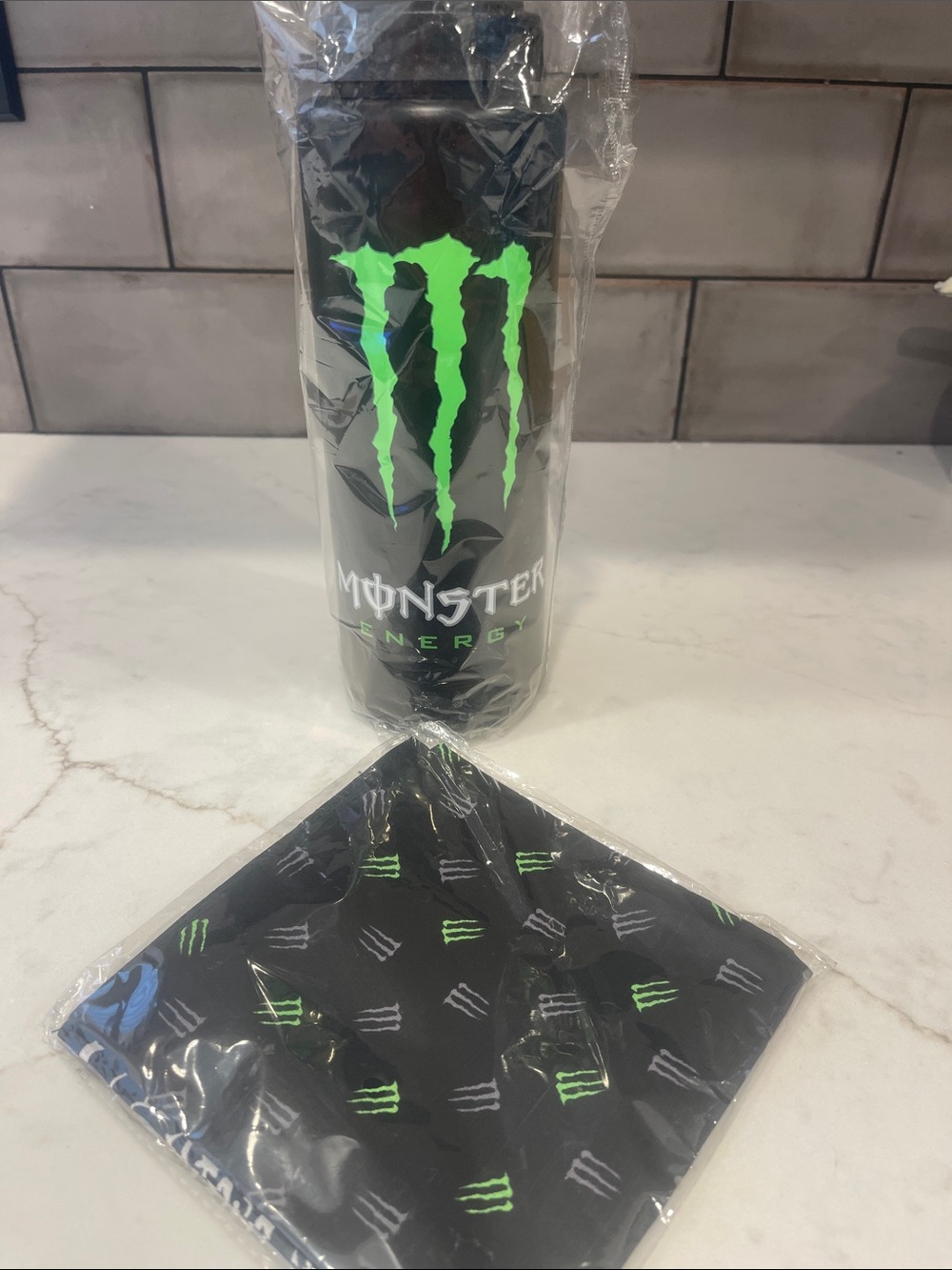 Monster Energy 💚🖤Black & Green Sports Bottle 32 oz with Bandana NEW
